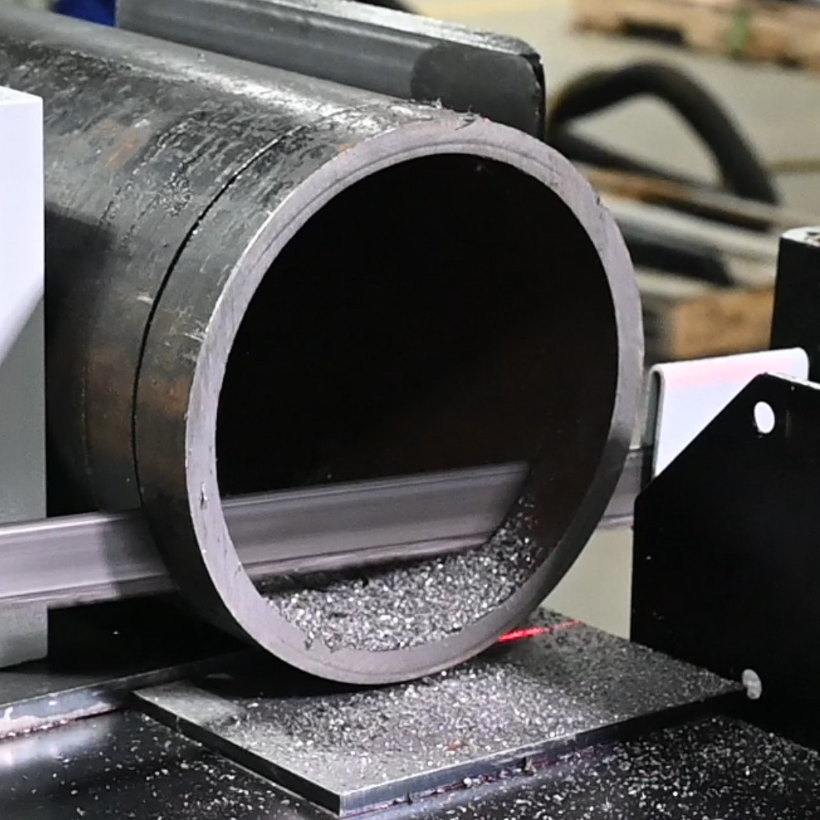 HYDMECH S-20 Next Generation band saw cutting round bar with Eco-Smart mist on the blade